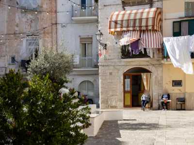 �Prima qui oltre a non ricevere l�acqua potabile, che dovevamo recuperare dalle �cape de fiirre� (le fontane pubbliche) non disponevamo nemmeno di un sistema di fognatura e non arrivava nemmeno il gas�, sottolinea la 70enne Teresa, che incontriamo a Largo Albicocca, comodamente adagiata su una sedia al di fuori della propria casa